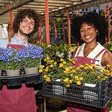 Fleuristes devant leur étal de plantes et de fleurs