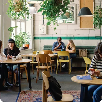 Clients installés dans la salle d’un café