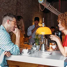 Clients accoudés au comptoir d’un bar