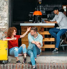 Clients attablés en terrasse devant un café