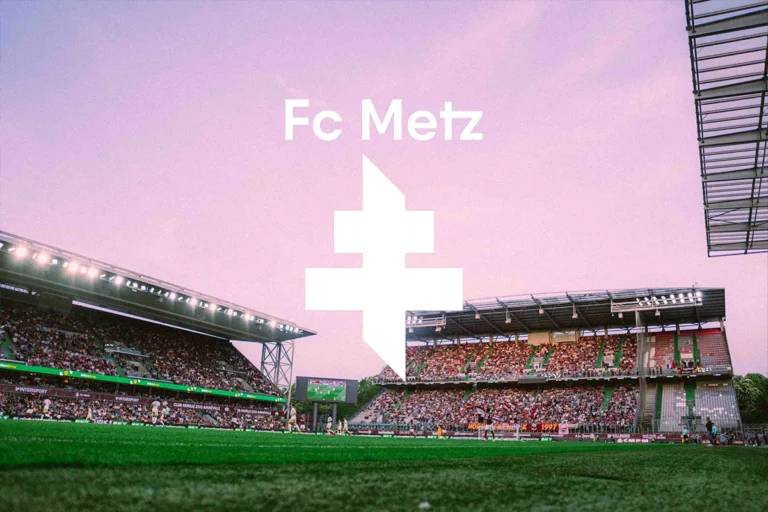 Le stade Saint-Symphorien du FC Metz au crépuscule, surmonté du logo du club