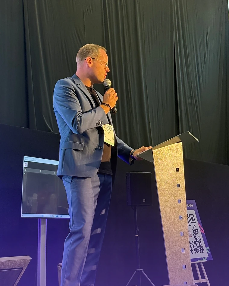 Barthélemy Jeanroch, directeur général d'All in Box, anime une conférence sur la scène Big Ideas de la NRF Europe 2026