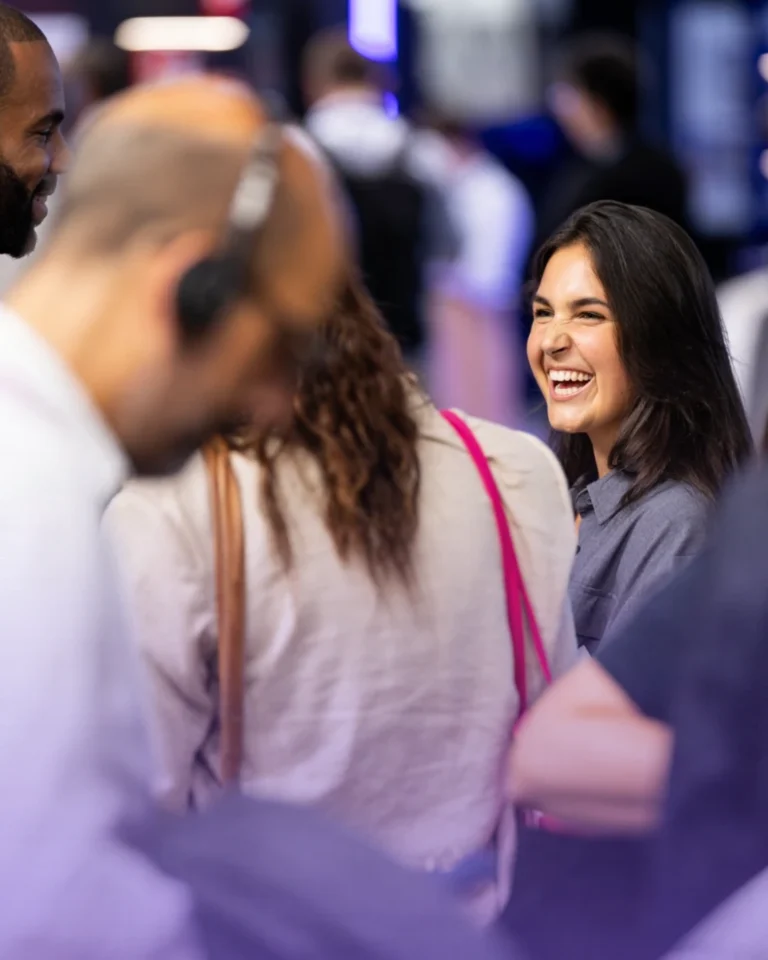 Professionnels du commerce en discussion dans les allées de la NRF Retail's Big Show Europe 2026
