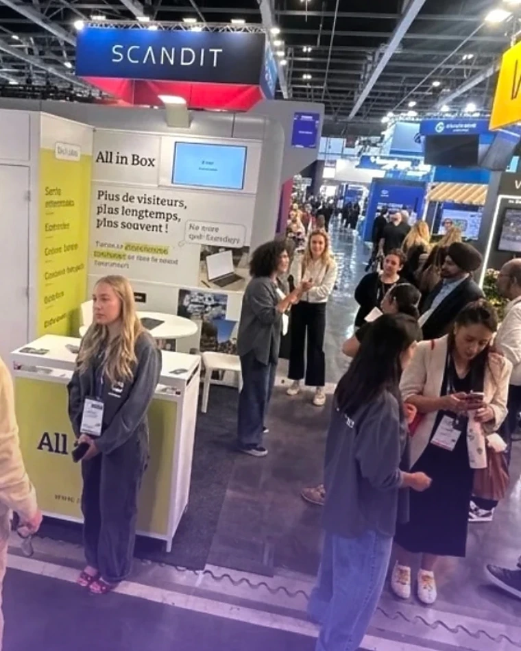 Le stand All in Box à la NRF Retail's Big Show Europe 2026, entouré de visiteurs