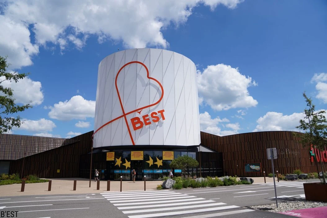 La façade du centre commercial B’EST à Farébersviller, avec son enseigne en forme de cœur rouge sur la rotonde blanche
