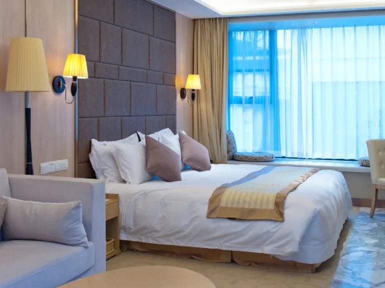 Chambre d’hôtel avec lit double, coin salon et baie vitrée