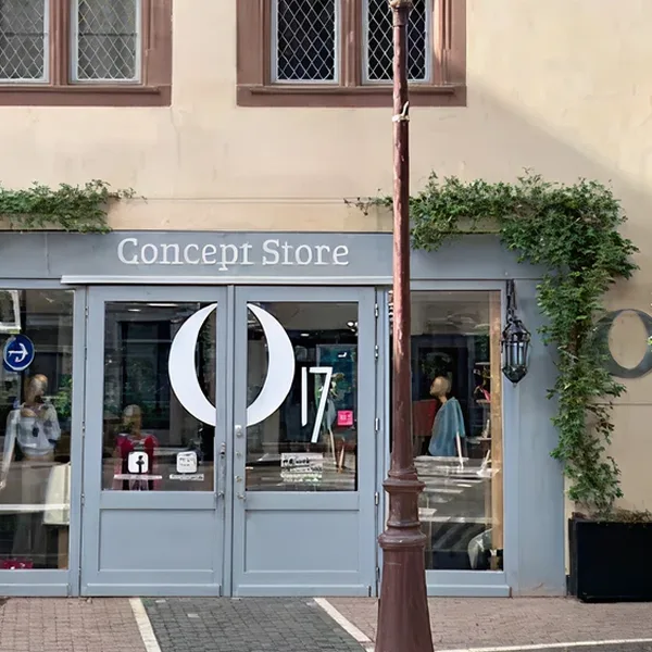 Vitrine d’un concept store dans une rue de centre ancien