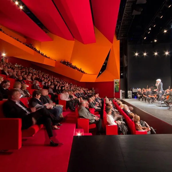 Public assis dans la salle d’un auditorium pendant une conférence